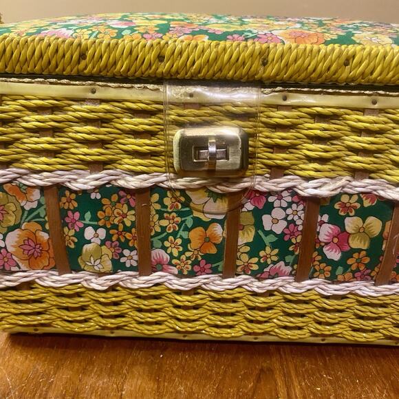 Vintage Woven Wicker Sewing Basket Box W/ Insert Flowers Fabric Japan Boho MOD. - Picture 2 of 9